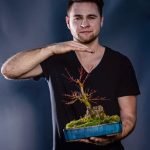 A Settembre Il Bonsai Di Olmo A settembre, il bonsai di olmo racchiude la bellezza autunnale in un simbolo di armonia e pazienza
